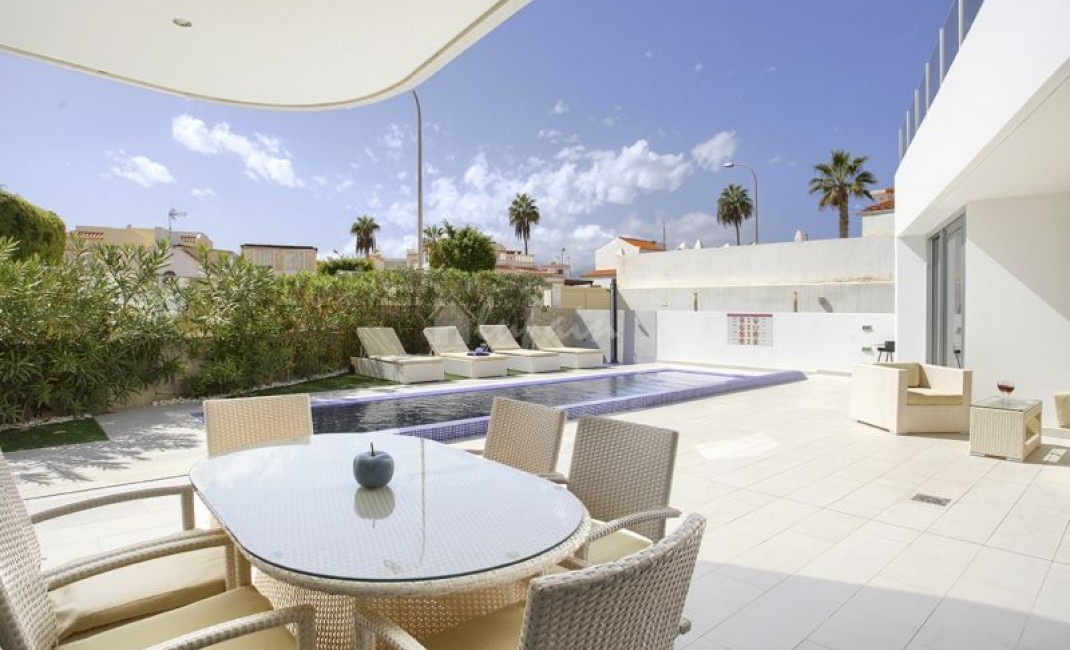 Sale - Villa - La Caleta