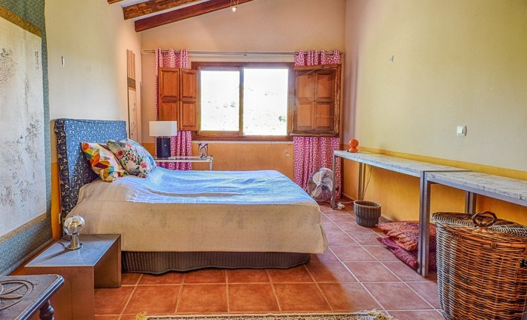 Sale - Plot - Relleu