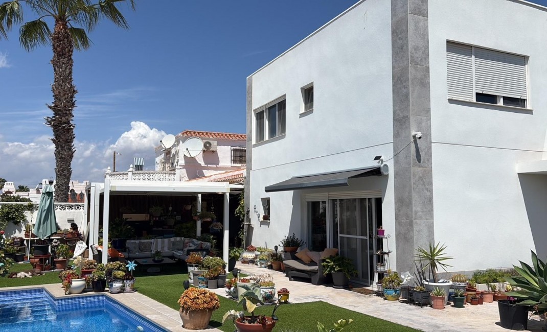 Revente - Villa / House - Torrevieja - La Siesta - El Salado -  Torreta